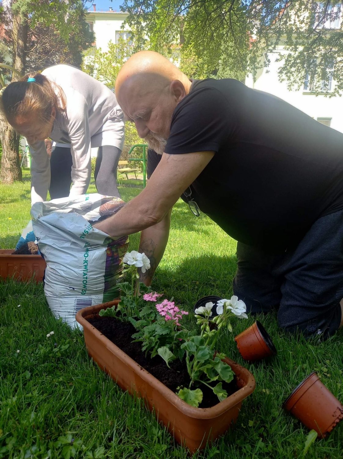 foto:TERAPIA W OGRODZIE - SADZENIE KWIATÓW