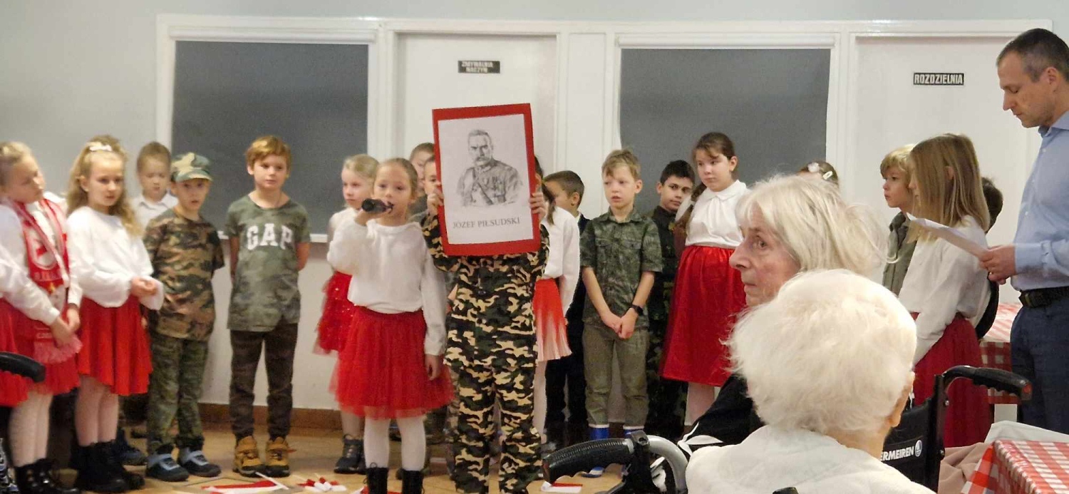 foto:Szkoła Podstawowa Zgromadzenia Córek Bożej Miłości na Dzień Niepodległości