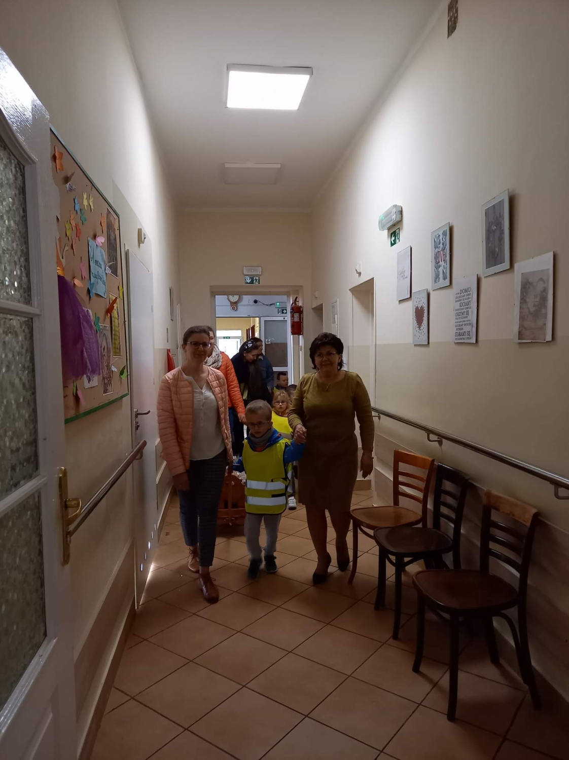 foto:PRZEDŚWIĄTECZNE ODWIEDZINY DZIECI Z PRZEDSZKOLA SŁONECZNA KRAINA
