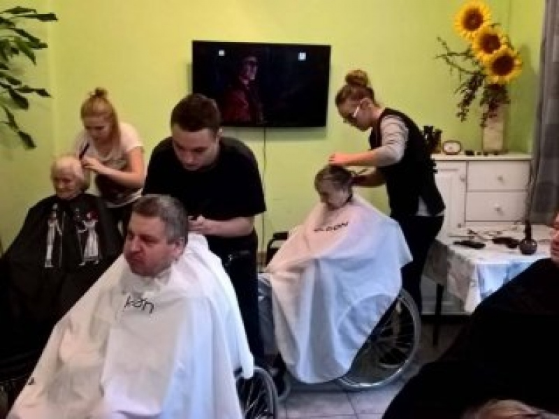 foto: WIZYTA FRYZJERÓW Z BIELSKIEJ SZKOŁY RZEMIOSŁ